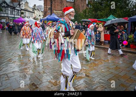 Lymm, Cheshire, Regno Unito. Sabato 11 Dicembre 2021 - Lymm, Cheshire, Inghilterra, Regno Unito. L'annuale Festival di Natale di Lymm Dickensian nel villaggio di Lymm ritorna dopo una pausa dovuta al COVID 19. Una gamma di bancarelle e mercanti che vendono una varietà di arti e artigianato e regali di Natale, insieme ad una vasta selezione di cibo, fiancheggia le strade del villaggio con personaggi Dickensiani in abbondanza. C'è anche una Santa Dash e una Grand Parade. I ballerini del Conte di Stamford Morris hanno intrattenuto durante il giorno accreditamento: John Hopkins/Alamy Live News Foto Stock