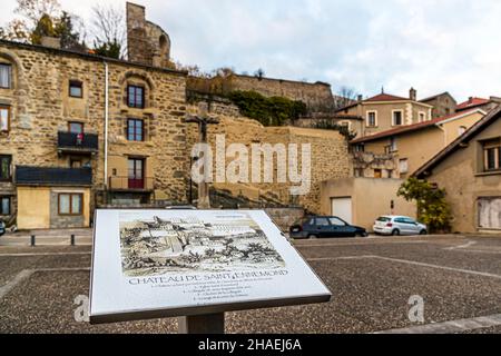 Le rovine dello Chateau de Saint-Ennemond e altri luoghi di interesse nel centro storico della città sono contrassegnati su un cartello. Saint-Chamond, Francia Foto Stock