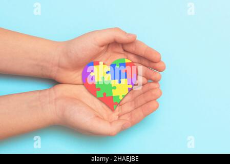 Giornata mondiale della consapevolezza dell'autismo. Puzzle come simbolo dello spettro autismo Foto Stock