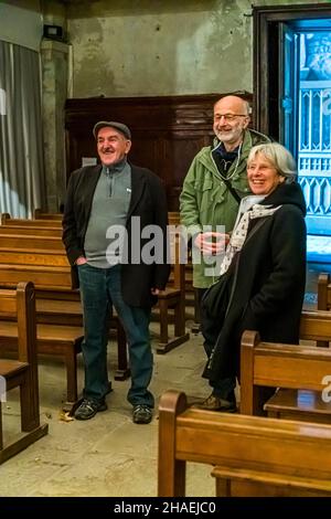 Kader Zennaf (a sinistra con il cappuccio) è un musulmano e tiene le chiavi della Chiesa di San Ennemond. La sua famiglia si estende per 4 generazioni. Egli stesso è il padre di 7 figli e attualmente 18 nipoti. A causa di questa meravigliosa costellazione familiare, è felice di venire direttamente in paradiso. Nella chiesa di Sant'Ennemond, ogni anno si dicono solo due messe. Saint-Chamond, Francia. Citazione: Cristiani, ebrei e musulmani hanno lo stesso capo ma diversi capi di dipartimento Foto Stock