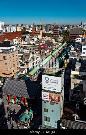 Vista di Nakamise Dori e tempio senso-ji, Asakusa, Tokyo, Giappone. Foto Stock