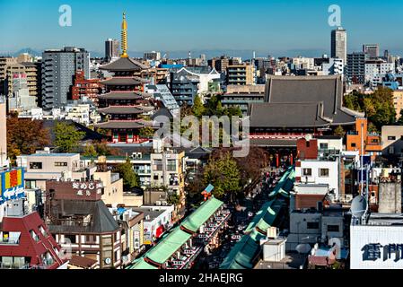 Vista di Nakamise Dori e tempio senso-ji, Asakusa, Tokyo, Giappone. Foto Stock