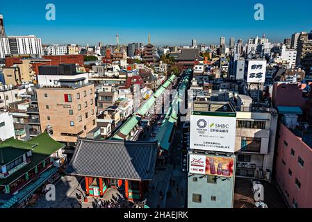 Vista di Nakamise Dori e tempio senso-ji, Asakusa, Tokyo, Giappone. Foto Stock