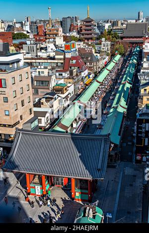 Vista di Nakamise Dori e tempio senso-ji, Asakusa, Tokyo, Giappone. Foto Stock