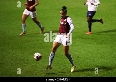 Walsall, Regno Unito. 12th Dic 2021. Lo stadio Bescot Chantelle Boye-Hlorkah (#11 Aston Villa) controlla la palla durante la partita della fa Women's Super League tra Aston Villa e Tottenham Hotspur allo stadio Bescot di Walsall, Inghilterra, il 12 dicembre 2021. Kieran Riley credito: SPP Sport Stampa Foto. /Alamy Live News Foto Stock