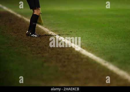 Walsall, Regno Unito. 12th Dic 2021. L'assistente di Bescot Stadium Referee, Magdalena Golba, raffigurato con lacci arcobaleno durante la partita della fa Women's Super League tra Aston Villa e Tottenham Hotspur al Bescot Stadium di Walsall, Inghilterra, il 12 dicembre 2021. Kieran Riley credito: SPP Sport Stampa Foto. /Alamy Live News Foto Stock