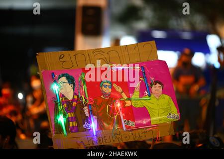 Bangkok, Tailandia. 12th Dic 2021. Molti manifestanti a favore della democrazia si riuniscono all'incrocio di Ratchaprasong per unirsi al movimento che chiede l'abolizione del codice penale, Sezione 112 nell'evento '12. (Foto di Kan Sangtong/Pacific Press) Credit: Pacific Press Media Production Corp./Alamy Live News Foto Stock