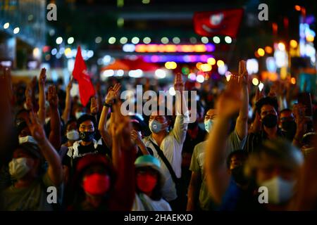 Bangkok, Tailandia. 12th Dic 2021. Molti manifestanti a favore della democrazia si riuniscono all'incrocio di Ratchaprasong per unirsi al movimento che chiede l'abolizione del codice penale, Sezione 112 nell'evento '12. (Foto di Kan Sangtong/Pacific Press) Credit: Pacific Press Media Production Corp./Alamy Live News Foto Stock