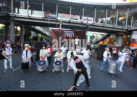 Bangkok, Tailandia. 12th Dic 2021. Molti manifestanti a favore della democrazia si riuniscono all'incrocio di Ratchaprasong per unirsi al movimento che chiede l'abolizione del codice penale, Sezione 112 nell'evento '12. (Foto di Kan Sangtong/Pacific Press) Credit: Pacific Press Media Production Corp./Alamy Live News Foto Stock