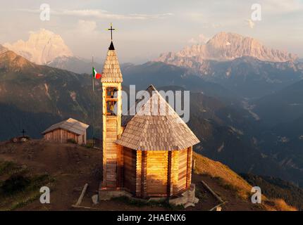 Vista serale dal Monte col DI Lana con cappella al Monte Pelmo e al Monte Civetta, uno dei migliori panorami delle Dolomiti italiane Foto Stock