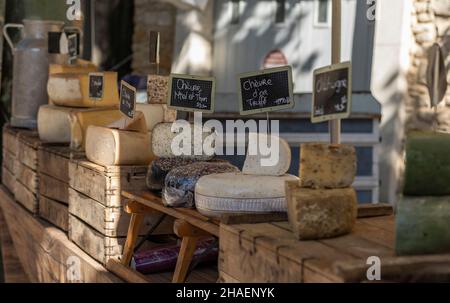 vari formaggi di capra a forma di ruota per la vendita in un mercato artigianale a livello locale Foto Stock