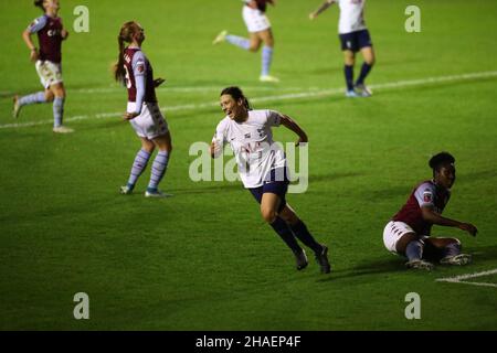 Walsall, Regno Unito. 12th Dic 2021. Lo stadio Bescot Rachel Williams (#10 Tottenham Hotspur) festeggia dopo aver segnato durante la partita della fa Women's Super League tra Aston Villa e Tottenham Hotspur allo stadio Bescot di Walsall, Inghilterra, il 12 dicembre 2021. Kieran Riley credito: SPP Sport Stampa Foto. /Alamy Live News Foto Stock