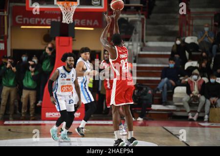 Varese, Italia. 12th Dic 2021. 22 Jalen Jones OpenJobMetis Varese durante la partita del Campionato LBA Italia tra Openjobmetis Varese e Devi Napoli Basket, a Varese, Italia, il 12 dicembre 2021. Credit: Fabio Averna/Alamy Live News Foto Stock