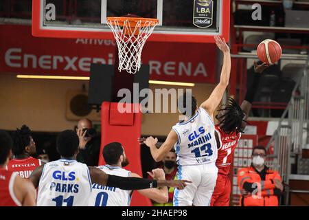Varese, Italia. 12th Dic 2021. -7 Anthony Beane OpenJobMetis Varese durante la partita del Campionato LBA Italia tra Openjobmetis Varese e Devi Napoli Basket, a Varese, Italia, il 12 dicembre 2021. Credit: Fabio Averna/Alamy Live News Foto Stock