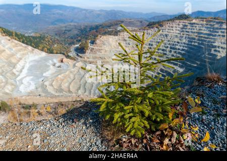 Una bella vista della miniera di rame di superficie rocciosa a Rosia Poieni, contea di Alba in Romania Foto Stock