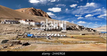 Vista del villaggio e monastero di Korzok o Karzok, della valle di Rupshu, del lago di Moriri, di Ladakh, di Jammu e del Kashmir, India Foto Stock