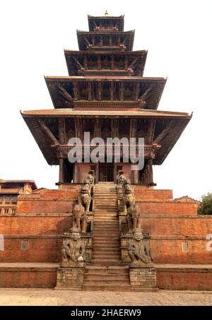 Vista serale della Pagoda di Nyatapola in Piazza Taumadhi a Bhaktapur, Valle di Kathmandu, Bhaktapur è una delle migliori città storiche del Nepal Foto Stock