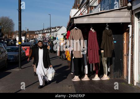 Negozi lungo la Stratford Road a Sparkhill, un'area interna di Birmingham situata tra Springfield, Hall Green e Sparkbrook il 25th novembre 2021 a Birmingham, Regno Unito. Lo Sparkhill è stato fortemente influenzato dai migranti che si stabilirono qui per molti decenni. Ha una grande popolazione di minoranze etniche, principalmente di origine sudasiatica, che si riflette nel numero di ristoranti asiatici nella zona. Di conseguenza, Sparkhill è diventato un centro principale nel triangolo Balti di Birmingham. Foto Stock