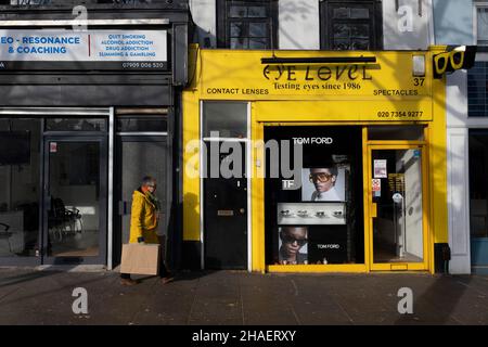 Due grandi buste regalo con nota di ringraziamento i tag di testo sulla  sedia tavolo in camera isolata, giallo dorato carta di avvolgimento dalla  finestra a parete closeup Foto stock - Alamy