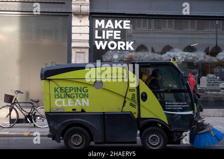 Fare vita lavoro slogan nella finestra di un'agenzia di pubblicità nella zona conosciuta come St Lukes il 23rd novembre 2021 a Londra, Regno Unito. St Lukes è un distretto nel centro di Londra, nel comune di Islington. Si trova appena a nord del confine con la città di Londra, vicino alla tenuta Barbican. Foto Stock