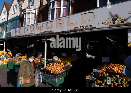 Negozio Foodworld lungo Stratford Road a Sparkhill, un'area interna della città di Birmingham situata tra Springfield, Hall Green e Sparkbrook il 25th novembre 2021 a Birmingham, Regno Unito. Lo Sparkhill è stato fortemente influenzato dai migranti che si stabilirono qui per molti decenni. Ha una grande popolazione di minoranze etniche, principalmente di origine sudasiatica, che si riflette nel numero di ristoranti asiatici nella zona. Di conseguenza, Sparkhill è diventato un centro principale nel triangolo Balti di Birmingham. Foto Stock