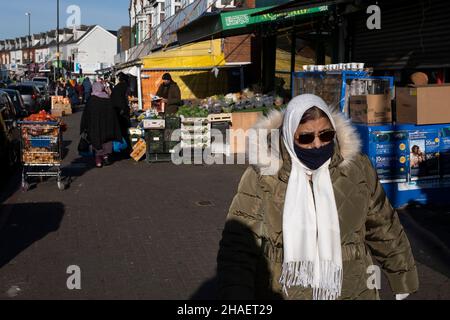 Negozi lungo la Stratford Road a Sparkhill, un'area interna di Birmingham situata tra Springfield, Hall Green e Sparkbrook il 25th novembre 2021 a Birmingham, Regno Unito. Lo Sparkhill è stato fortemente influenzato dai migranti che si stabilirono qui per molti decenni. Ha una grande popolazione di minoranze etniche, principalmente di origine sudasiatica, che si riflette nel numero di ristoranti asiatici nella zona. Di conseguenza, Sparkhill è diventato un centro principale nel triangolo Balti di Birmingham. Foto Stock