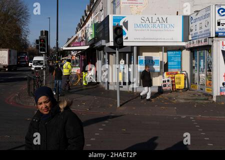 Ufficio specializzato di avvocati per l'immigrazione lungo la Stratford Road a Sparkhill, una zona interna di Birmingham situata tra Springfield, Hall Green e Sparkbrook il 25th novembre 2021 a Birmingham, Regno Unito. Lo Sparkhill è stato fortemente influenzato dai migranti che si stabilirono qui per molti decenni. Ha una grande popolazione di minoranze etniche, principalmente di origine sudasiatica, che si riflette nel numero di ristoranti asiatici nella zona. Di conseguenza, Sparkhill è diventato un centro principale nel triangolo Balti di Birmingham. Foto Stock