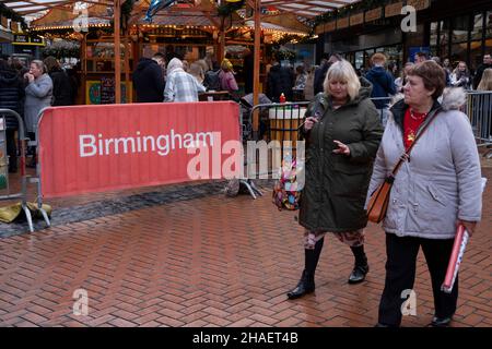 La folla di persone viene a visitare l'annuale mercato di Natale tedesco di Francoforte nel centro della città, mentre l'emergere della nuova variante di Covid-19 Omicron continua il 12th dicembre 2021 a Birmingham, Regno Unito. Le restrizioni sono aumentate circa 2 settimane fa, rendendo obbligatorie le coperture facciali nei negozi e nei trasporti pubblici. Nonostante le nuove regole, la maggior parte delle persone non indossa maschere facciali all'esterno in zone affollate per lo shopping. Foto Stock