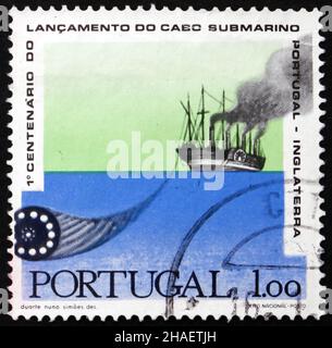 PORTOGALLO - CIRCA 1970: Un francobollo stampato in Portogallo mostra Paddlesteamer Great Eastern Lostando Cable, Centenario del Portogallo - Gran Bretagna Subma Foto Stock
