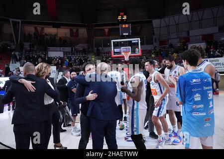 Varese, Italia. 12th Dic 2021. IL TEAM Devi Napoli Basket durante la partita del Campionato LBA Italia tra Openjobmetis Varese e Devi Napoli Basket, a Varese, in Italia, il 12 dicembre 2021. Credit: Independent Photo Agency/Alamy Live News Foto Stock