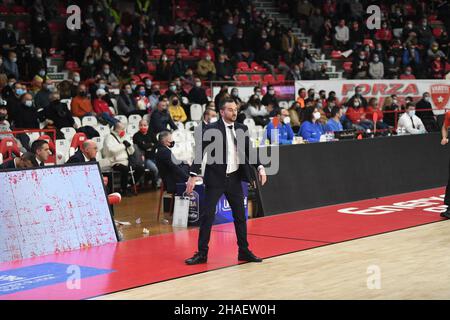Varese, Italia. 12th Dic 2021. Couach ADRIANO VERTEMATI OpenJobMetis Varese in occasione della partita LBA Italy Championship tra Openjobmetis Varese e Devi Napoli Basket, a Varese, Italia, il 12 dicembre 2021. Credit: Independent Photo Agency/Alamy Live News Foto Stock