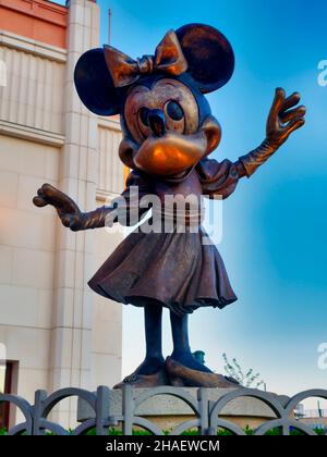 Parigi, Francia - Aprile 2019: Statua di un topo mignoso sullo sfondo azzurro del cielo al parco divertimenti disneyland Foto Stock