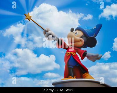 Parigi, Francia - Aprile 2019: Michey mouse mago statua con bacchetta magica Foto Stock