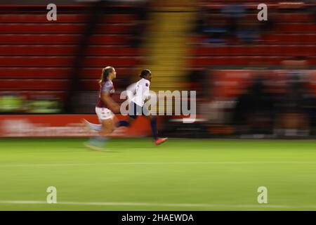 Walsall, Regno Unito. 12th Dic 2021. Lo stadio Bescot Jessica Naz (#7 Tottenham Hotspur) insegue la palla durante la partita della fa Women's Super League tra Aston Villa e Tottenham Hotspur allo stadio Bescot di Walsall, Inghilterra, il 12 dicembre 2021. Kieran Riley credito: SPP Sport Stampa Foto. /Alamy Live News Foto Stock