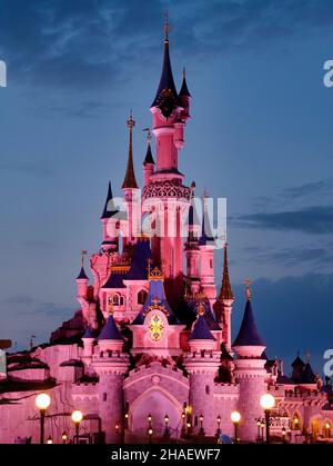 Parigi, Francia - Aprile 2019: Spettacolo notturno vicino al castello di Sleeping Beauty a Disneyland Parigi. Disneyland Paris (Euro Disney Resort) - intrattenimento r Foto Stock