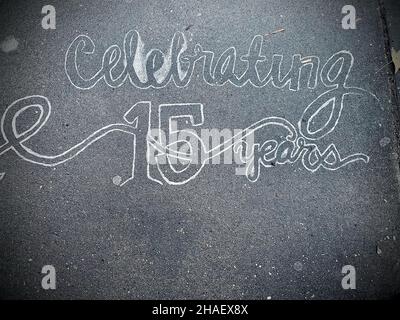 SACRAMENTO, STATI UNITI - Nov 09, 2021: Chalk writing su un marciapiede nel centro di Sacramento Reading celebra 15 anni, Stati Uniti Foto Stock