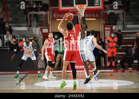 Varese, Italia. 12th Dic 2021. -3 Trey Kell OpenJobMetis Varese durante la partita del Campionato LBA Italia tra Openjobmetis Varese e Devi Napoli Basket, a Varese, Italia, il 12 dicembre 2021. Credit: Independent Photo Agency/Alamy Live News Foto Stock