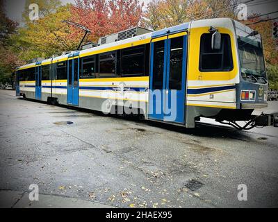 SACRAMENTO, STATI UNITI - Nov 09, 2021: Un treno leggero nel centro di Sacramento, Stati Uniti Foto Stock