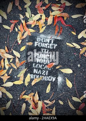 SACRAMENTO, STATI UNITI - Nov 09, 2021: Un graffiti marciapiede nel centro di Sacramento Reading non dimenticate di punch your Local Nazi Proudboy, USA Foto Stock