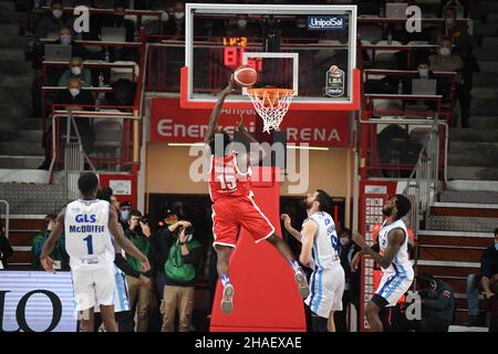 Varese, Italia. 12th Dic 2021. 15 John Egbunu OpenJobMetis Varese durante la partita del Campionato LBA Italia tra Openjobmetis Varese e Devi Napoli Basket, a Varese, Italia, il 12 dicembre 2021. Credit: Independent Photo Agency/Alamy Live News Foto Stock