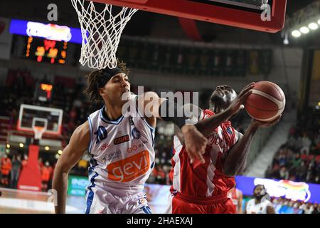 Varese, Italia. 12th Dic 2021. 22 Jalen Jones OpenJobMetis Varese durante la partita del Campionato LBA Italia tra Openjobmetis Varese e Devi Napoli Basket, a Varese, Italia, il 12 dicembre 2021. Credit: Independent Photo Agency/Alamy Live News Foto Stock