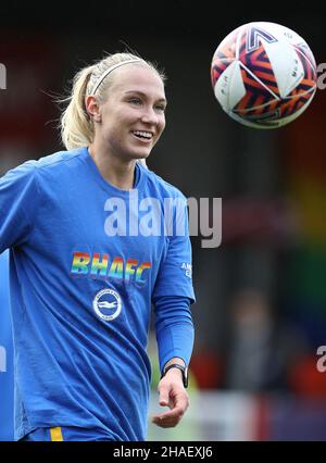 Crawley, Regno Unito, 12th dicembre 2021. Emma Koivisto di Brighton e Hove Albion durante la partita della fa Women's Super League al People's Pension Stadium di Crawley. Il credito dell'immagine dovrebbe leggere: Paul Terry / credito dello Sportimage: Notizie dal vivo dello Sportimage/Alamy Foto Stock