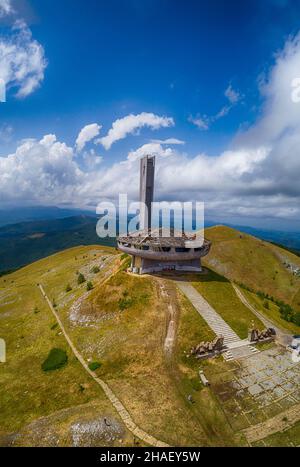 Drone top view Buzludzha - abbandonato edificio comunista nelle montagne balcaniche, Bulgaria. Piatto di UFO look a simili Foto Stock