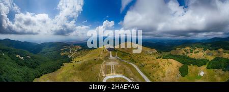 Drone top view Buzludzha - abbandonato edificio comunista nelle montagne balcaniche, Bulgaria. Piatto di UFO look a simili Foto Stock