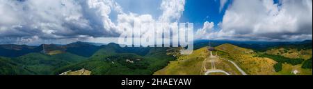 Drone top view Buzludzha - abbandonato edificio comunista nelle montagne balcaniche, Bulgaria. Piatto di UFO look a simili Foto Stock