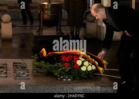 Warschau, Polonia. 12th Dic 2021. Il cancelliere tedesco OLAF Scholz (SPD) ha una corona alla Tomba del Milite Ignoto durante la sua visita inaugurale in Polonia. Credit: Kay Nietfeld/dpa/Alamy Live News Foto Stock