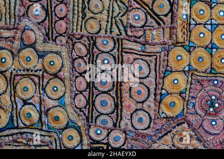 Dettaglio vecchio tappeto colorato patchwork in background, India. Primo piano di varie texture di tessuto cucito in una tela Foto Stock