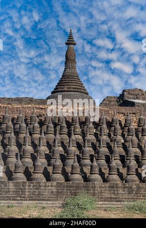 Piccole pagode al Tempio di Kothaung su sfondo cielo nuvoloso, Mrauk U , Stato di Rakhine , Myanmar, Birmania Foto Stock