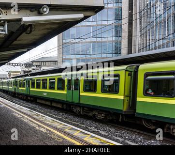 Un treno per pendolari Dart che passa attraverso la stazione ferroviaria di Tara Street a Dublino, Irlanda. Foto Stock