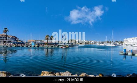 Due piccole barche a vela che entrano nella zona portuale di Vilamoura, Portogallo Foto Stock